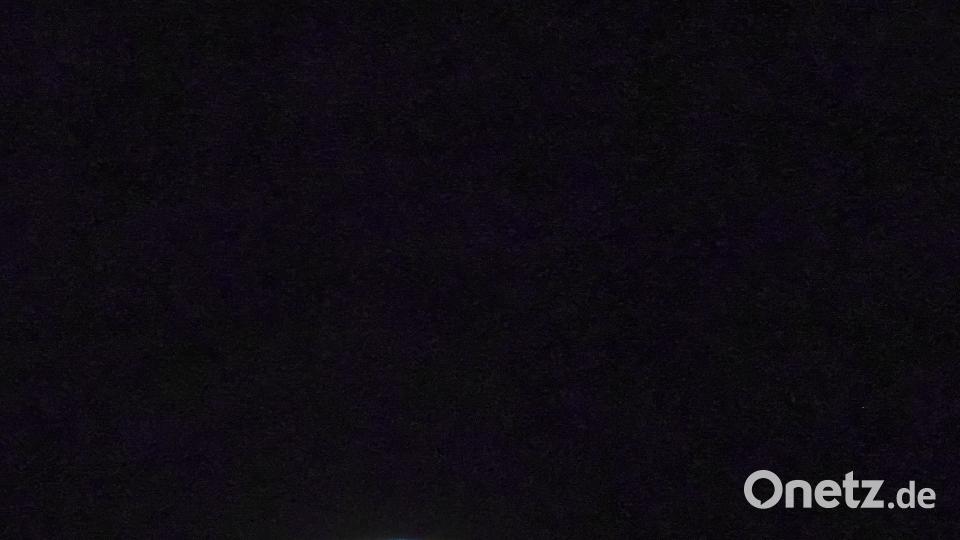 Etwa 150 Besucher kommen am Freitagabend zur Gerhard-Franz-Volkssternwarte nach Tirschenreuth, um die längste Totale Mondfinsternis des Jahrhunderts mitzuerleben. tr