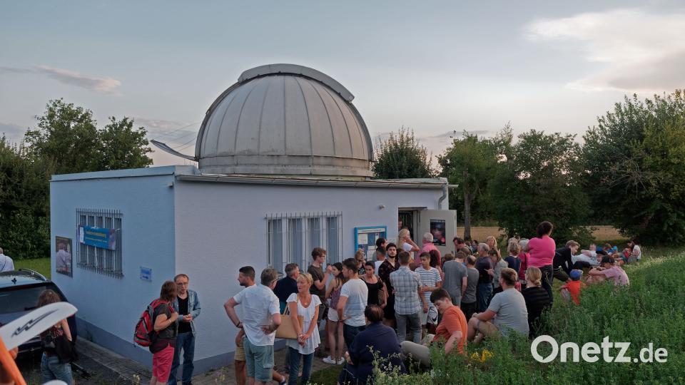 Etwa 150 Besucher kommen am Freitagabend zur Gerhard-Franz-Volkssternwarte nach Tirschenreuth, um die längste Totale Mondfinsternis des Jahrhunderts mitzuerleben. tr