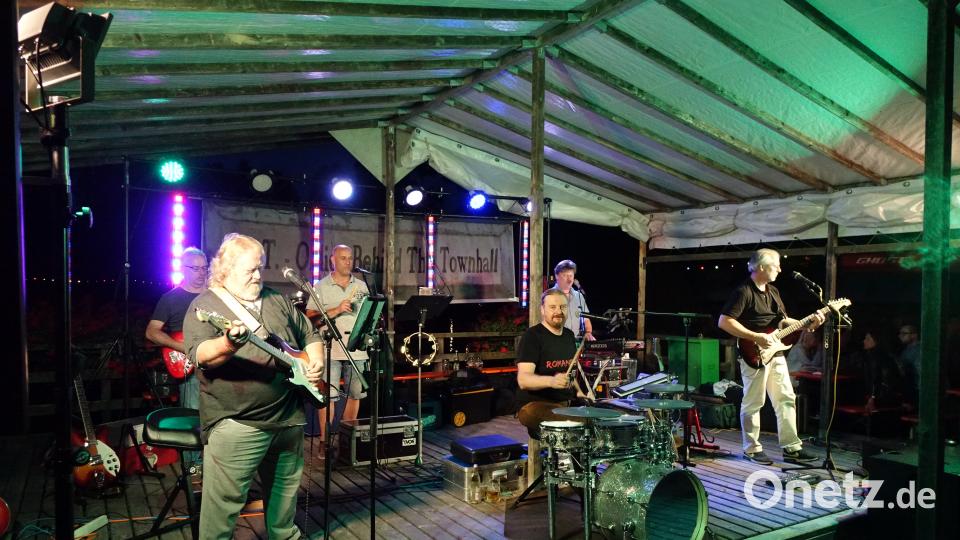 Die Musikband O.B.T. bat auf der großen Seebühne zum Tanz. mmj