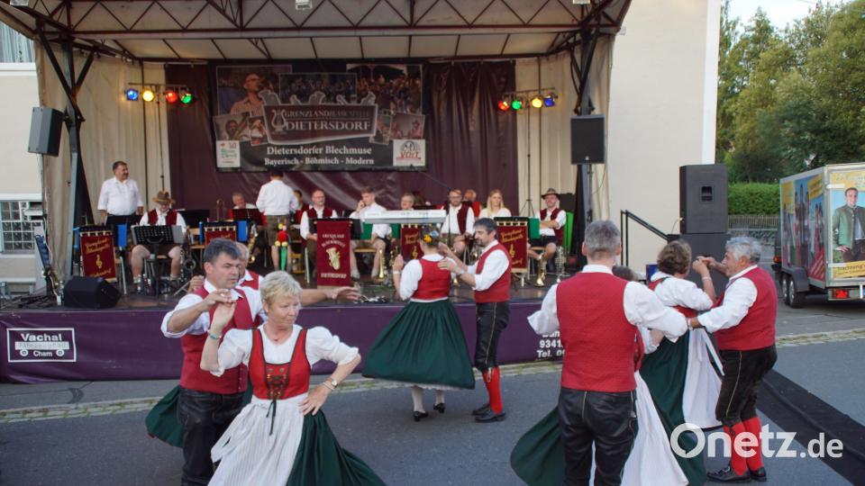 Die Volkstanzgruppe macht es vor: Tanzen ist gar nicht so schwer. mmj