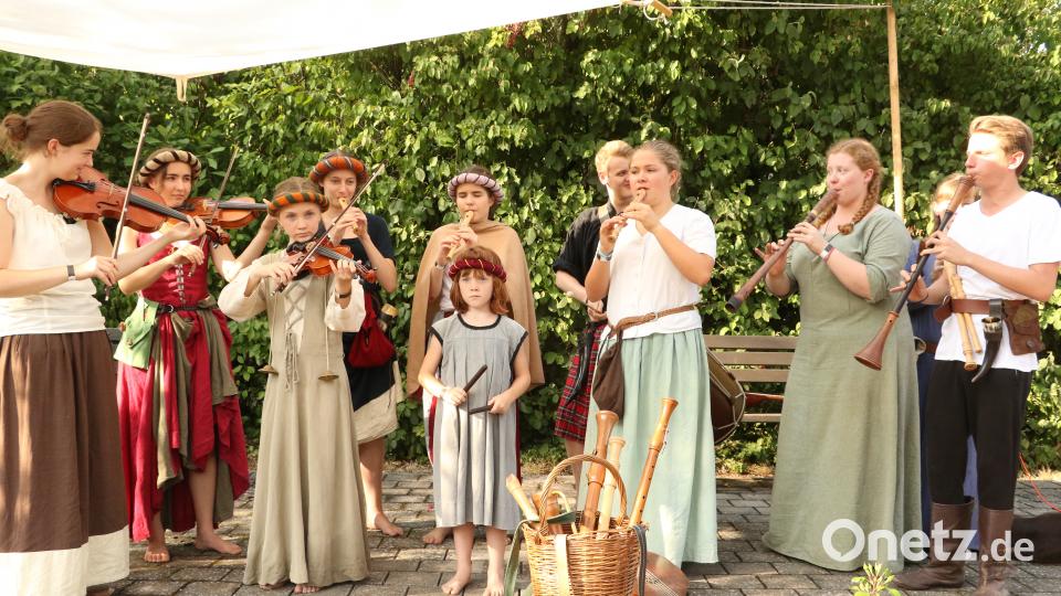 Für den "guten Ton" im Mittelaltermarkt sorgte die Hofmusik mit verschiedenen Liedern und Melodien. mp
