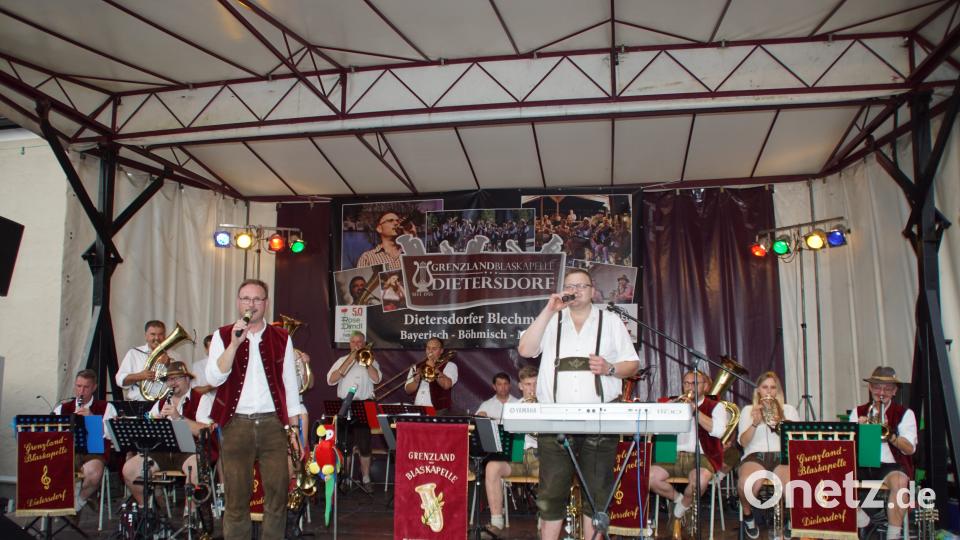 Die Grenzlandblaskapelle übernahm auf der Bühne beim Rathaus das musikalische Regiment. mmj