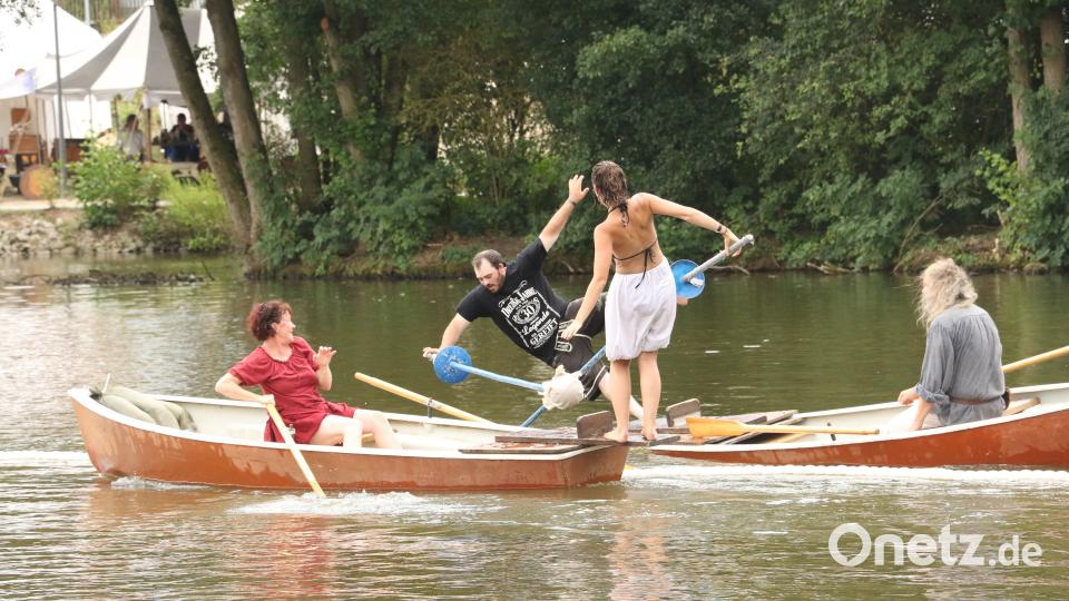 Wer beim Fischerstechen Baden ging, durfte sich über eine Abkühlung freuen. Im Finale unterlagen "Nonarxensis" (hinteres Boot) gegen "Die Sandrinen". mp