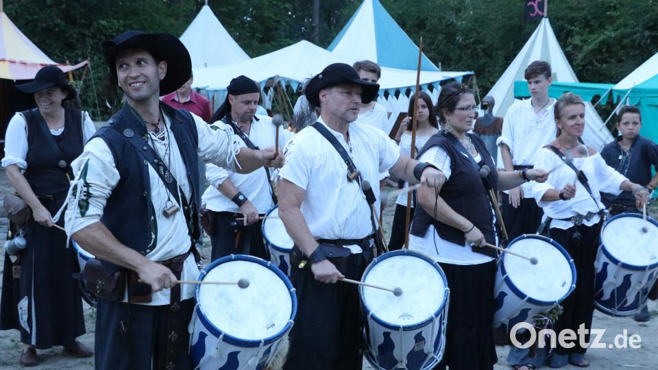Ohne sie geht&#039;s nicht: Der &quot;Heidecker Trommlerhaufen&quot; gehört mittlerweile zum Inventar des Mittelaltermarkts. mp