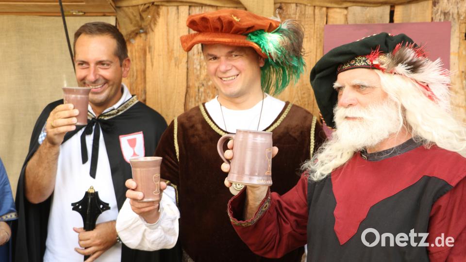 Festspiel-Schirmherr Thomas Stalla, Bürgermeister Martin Birner und "Zunftmeister" Franz Binder stoßen auf ein Gelingen des Mittelaltermarkts an. mp