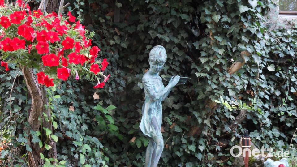 Statue im Garten. hbl