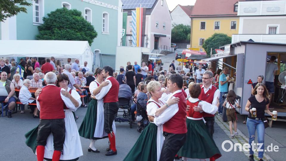 Die Volkstanzgruppe - fester Programmteil beim Bürgerfest in Schönsee. mmj