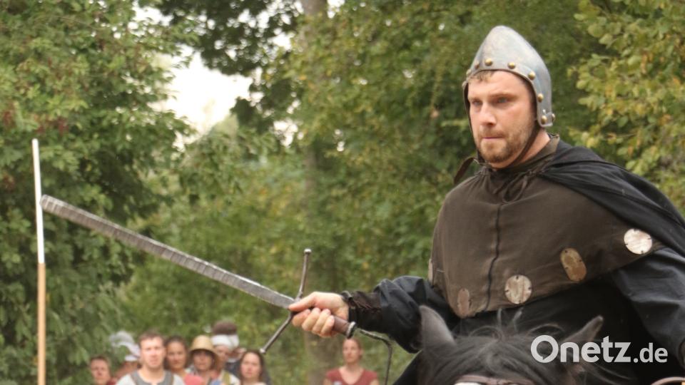Hoch zu Ross müssen die Ritter beweisen, dass sie ihr Schwert führen können. mp