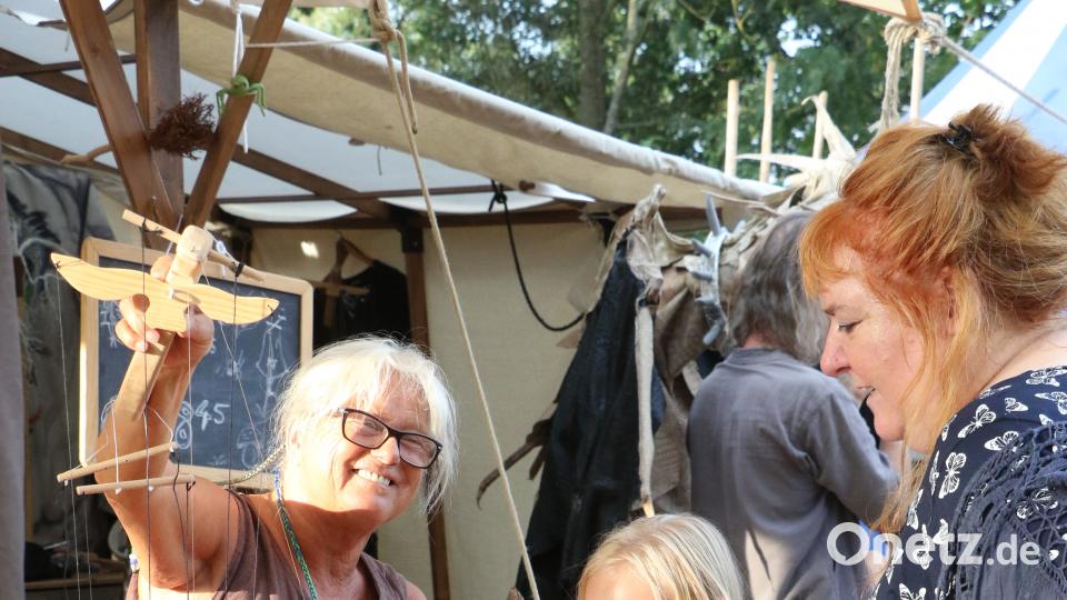 Spiel mit den Fäden: Die fantasievoll und prächtig gestalteten Puppen von "Marionetten Munkler" gefielen den Besuchern. mp
