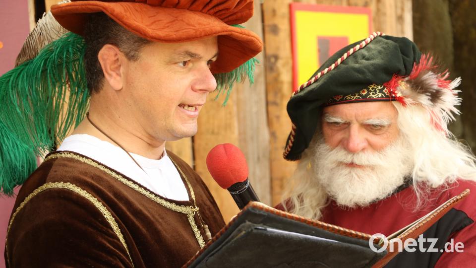 "Zunftmeister" und Lager-Organisator Franz Binder (rechts) eröffnete zusammen mit Bürgermeister Martin Birner den Mittelaltermarkt. mp