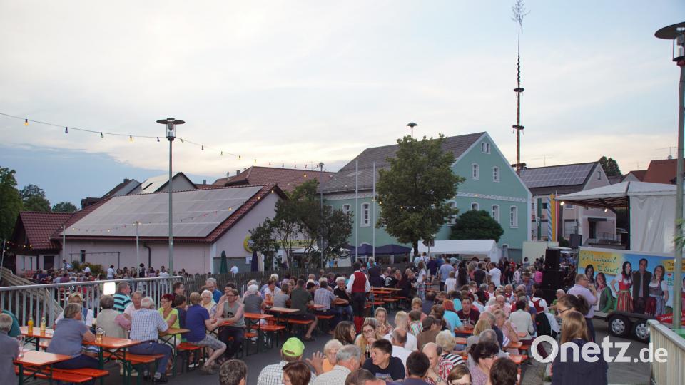Bald waren die Sitzgelegenheit auf der Aschabrücke und im Biergarten gefüllt. mmj