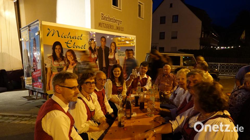 Auch die Volkstänzer brauchen zwischendurch eine Pause. mmj