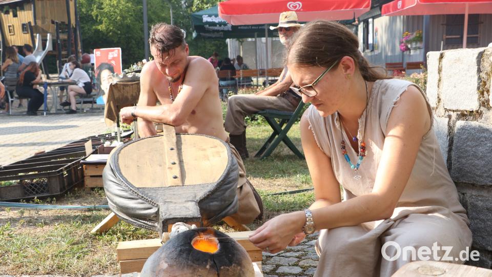 Mit Blasebalg und Ofen entsteht ganz besonderer Glasschmuck. mp