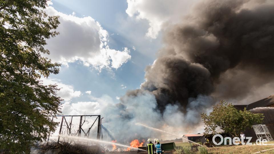 In Leichau ist am Sonntagnachmittag eine Lagerhalle eines Landwirts komplett abgebrannt. dtr