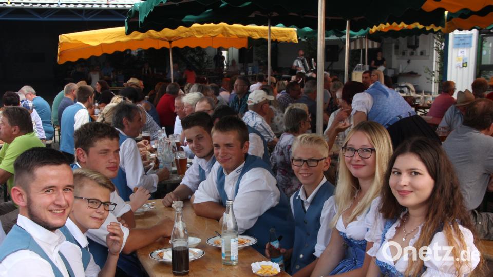 Tolle Feststimmung verbreiteten die „Grenzlandbuam und -moidla“ aus Bärnau nicht nur auf der Bühne. kro
