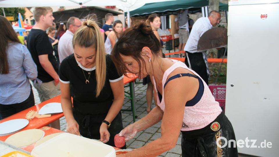 Viel zu tun hatten die Pizzabäcker, die kaum mehr nachkamen, um die Wünsche der Hungrigen zu erfüllen. wro