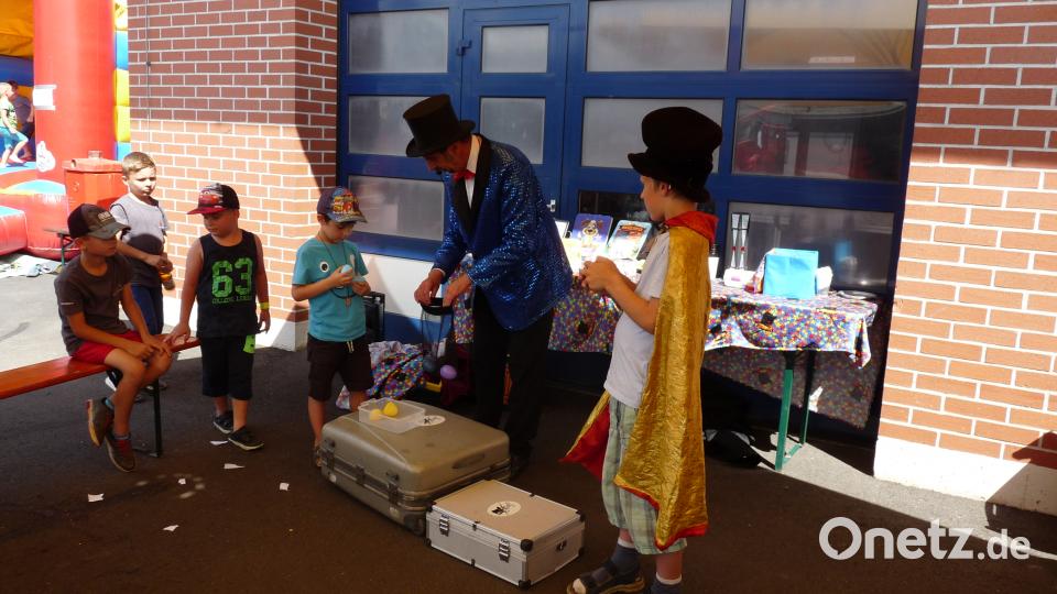 Zauberer Franz unterhielt die Kinder mit seinen Tricks und Kniffen. flm