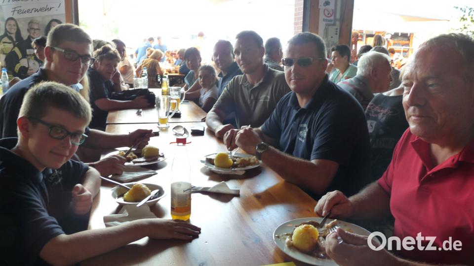 Dank des großen kulinarischen Angebots der Feuerwehr blieb in Waldsassen so manche Küche kalt. flm