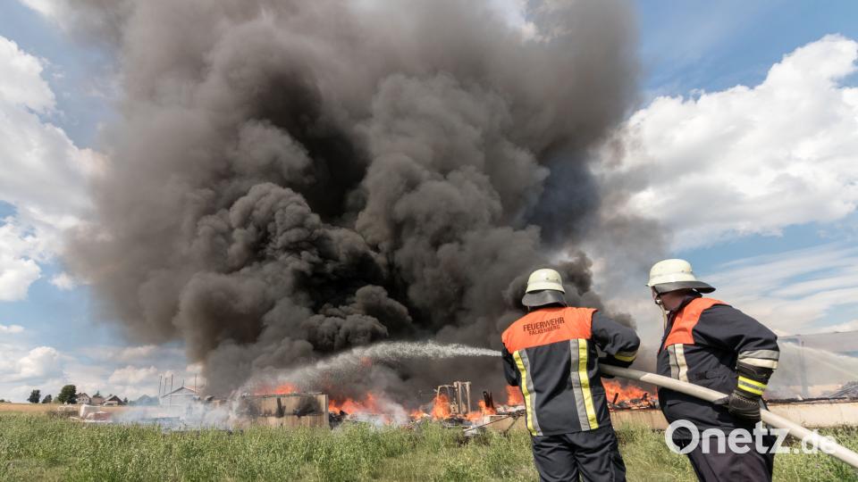 In Leichau ist am Sonntagnachmittag eine Lagerhalle eines Landwirts komplett abgebrannt. dtr