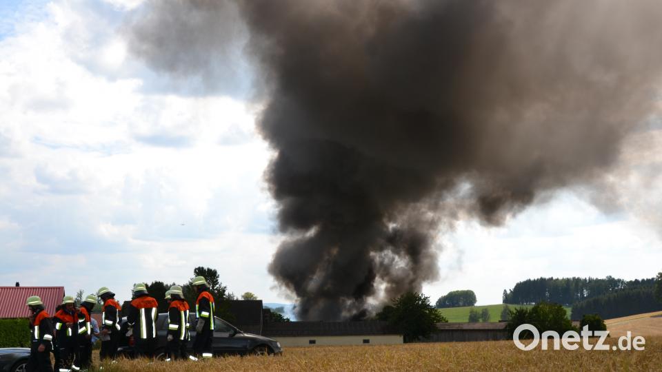 In Leichau ist am Sonntagnachmittag eine Lagerhalle eines Landwirts komplett abgebrannt. rti