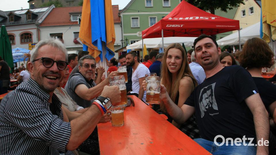 Prost am Tisch hieß es für alle, die aus Nah und Fern gekommen waren, um in Falkenberg ein großes Fest zu feiern. wro