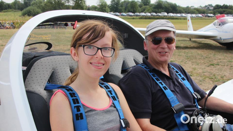 Nadine Schwientek und ihr Pilot Oliver Faber heben gleich mit einem Motorsegler ab. kro