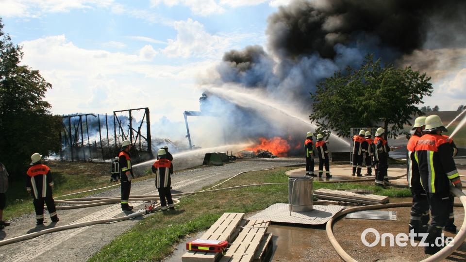 In Leichau ist am Sonntagnachmittag eine Lagerhalle eines Landwirts komplett abgebrannt. wro