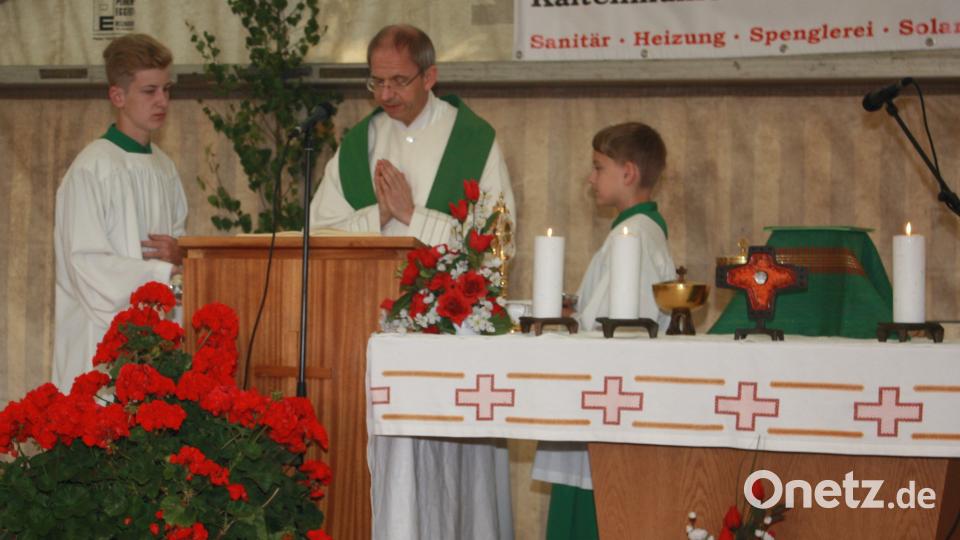 Pfarrer Johann Hofmann bei der Feier des Messopfers lk