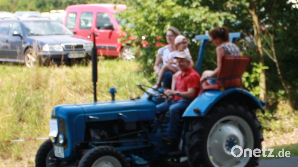 Die vielen Bulldogs bei Rundfahrt von Kaltenmühle weiter nach Thanhausen und dann zurück nach Kaltenbmühle. lk