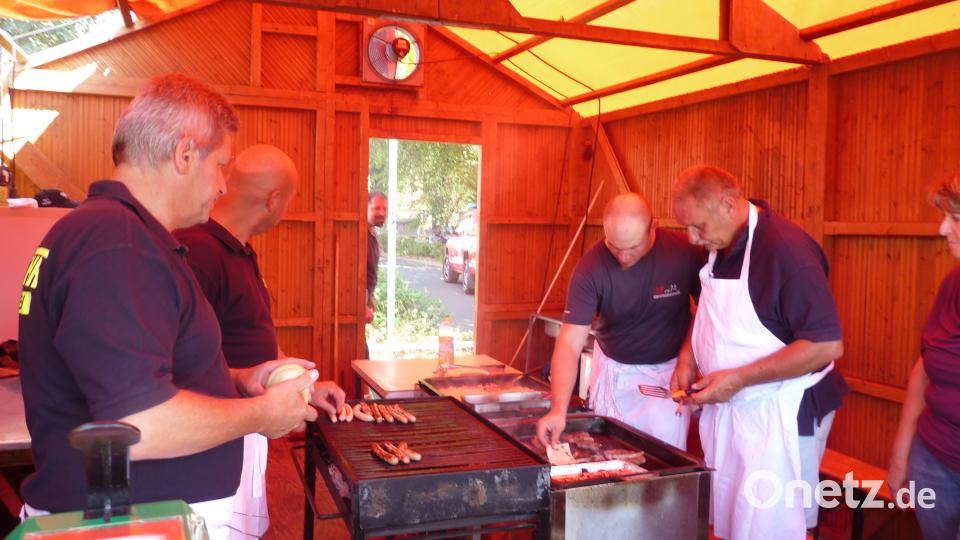 Auch Bratwürste und Steaksemmeln wurden angeboten. flm