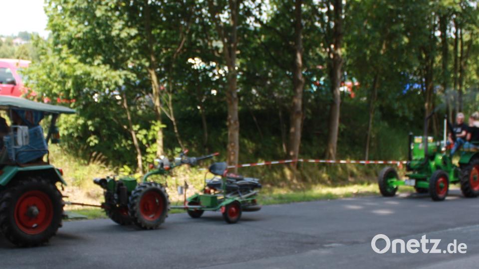 Die vielen Bulldogs bei Rundfahrt von Kaltenmühle weiter nach Thanhausen und dann zurück nach Kaltenbmühle. lk