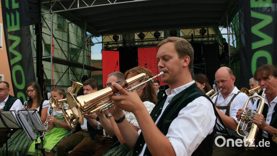 Stimmung und Musik hatte die Falkenberger Blasmusik, die sowohl am Samstag, als auch am Sonntag die Leute unterhielt, im Notenkoffer mitgebracht,. wro
