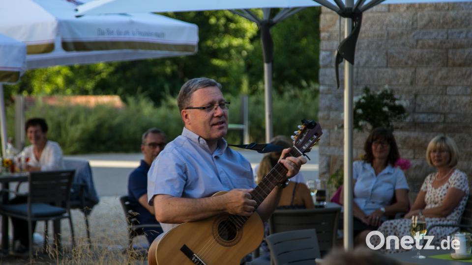 Direktor Manfred Strigl eröffnete den bunten musikalischen Reigen mit seiner Gitarre rw