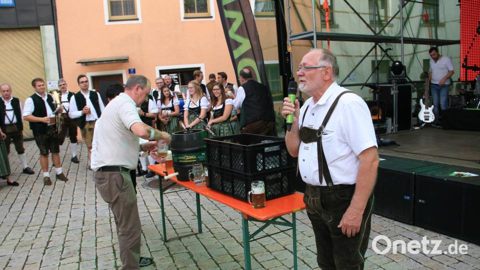 Das Bürgerfest bleibt, gelobte Herbert Bauer, während Marktrat Peter Bork die ersten Gläser füllte. wro