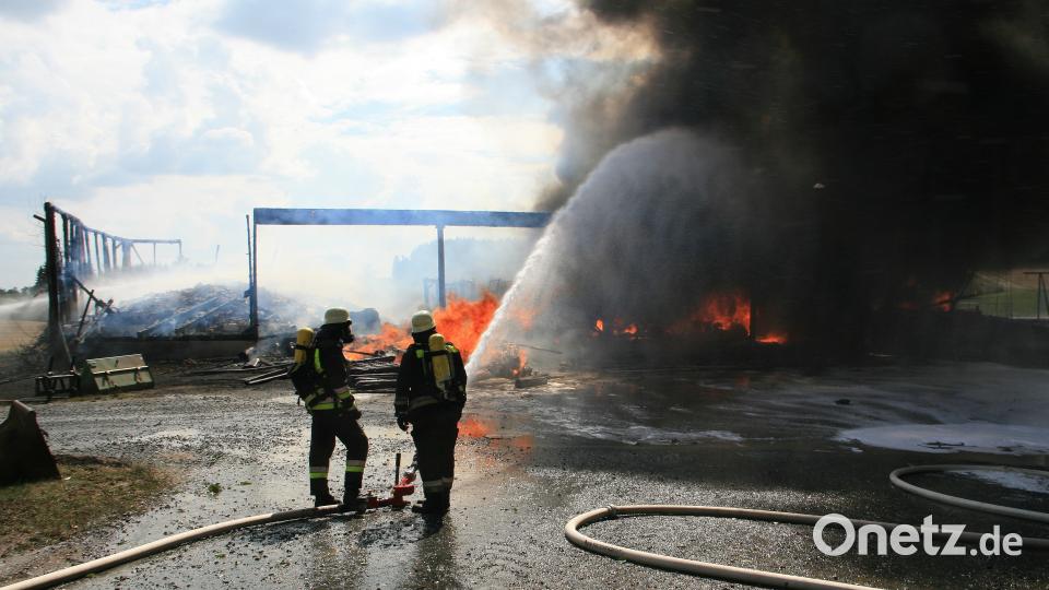 In Leichau ist am Sonntagnachmittag eine Lagerhalle eines Landwirts komplett abgebrannt. wro