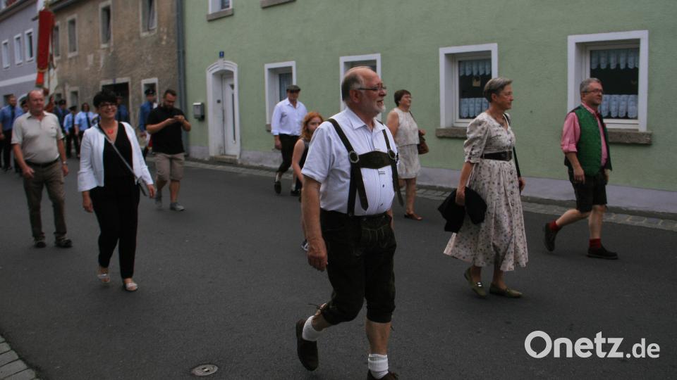 Bürgermeister Herbert Bauer (vorne links) wurde von seiner Ehefrau Hedwig, Wiesaus Rathauskollegen Toni Dutz und den Markträten begleitet. . wro