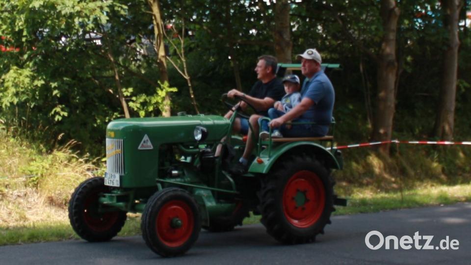 Die vielen Bulldogs bei Rundfahrt von Kaltenmühle weiter nach Thanhausen und dann zurück nach Kaltenbmühle. lk