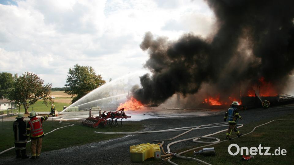 In Leichau ist am Sonntagnachmittag eine Lagerhalle eines Landwirts komplett abgebrannt. wro