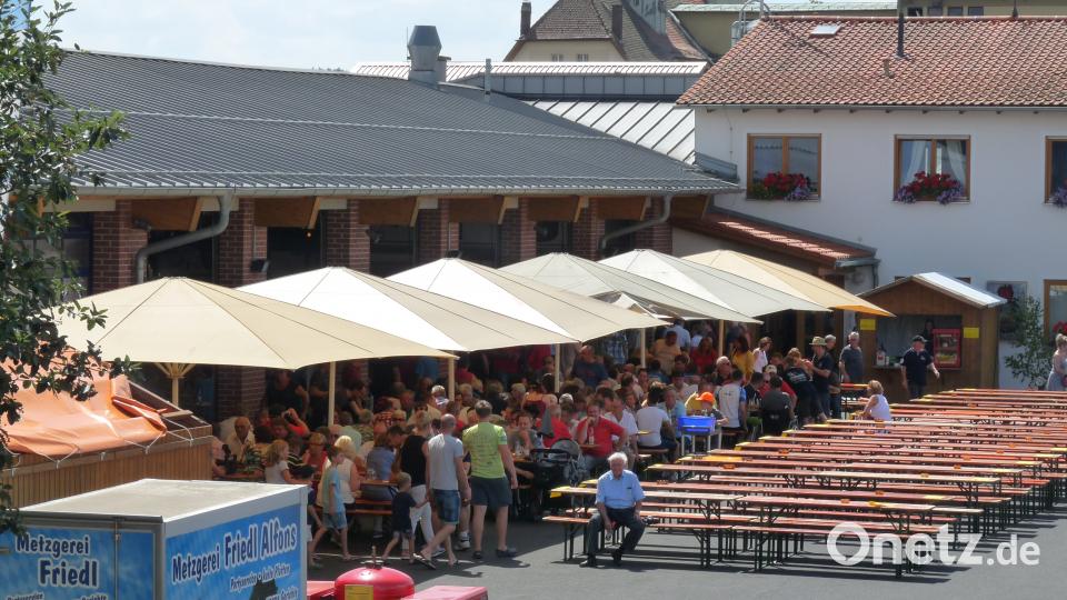 Gefragt waren am Mittag aufgrund des heißen Wetters vor allem die Plätze unter den Schirmen und in der Halle. flm