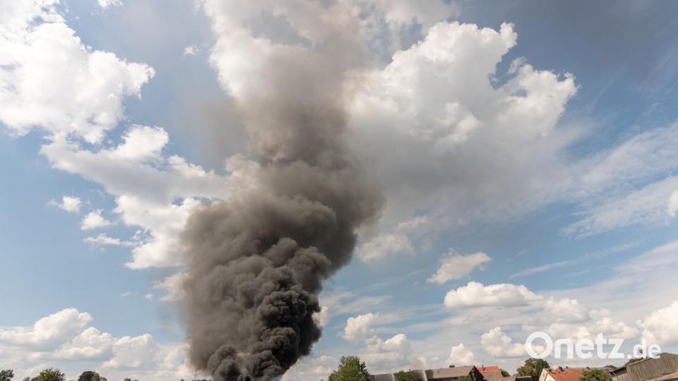 In Leichau ist am Sonntagnachmittag eine Lagerhalle eines Landwirts komplett abgebrannt. dtr