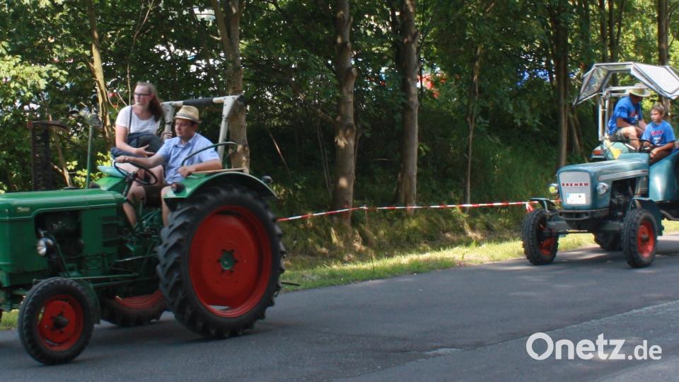 Die vielen Bulldogs bei Rundfahrt von Kaltenmühle weiter nach Thanhausen und dann zurück nach Kaltenbmühle. lk