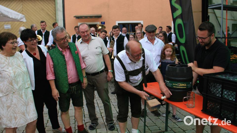 „O’zapft ist“ verkündete Bürgermeister Bauer bei der offiziellen Eröffnung in der „guten Stube“ des Marktes. Assistiert wurde er von CSU Marktrat Matthias Grundler (rechts). wro