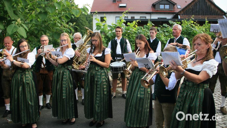 Den inoffiziellen Auftakt zum Bürgerfest machte die Falkenberger Blaskapelle mit einem Standkonzert am Feuerwehrhaus. wro