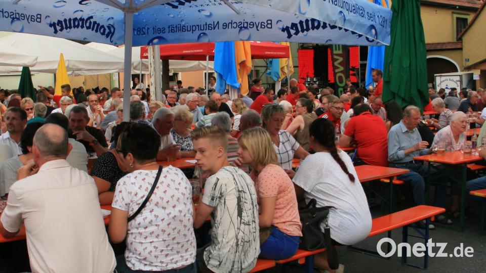 Bereits am Samstag war kaum mehr ein Platz zu haben. Gut gelaunt feierte man in den Abend, bzw. in die Nacht hinein. wro