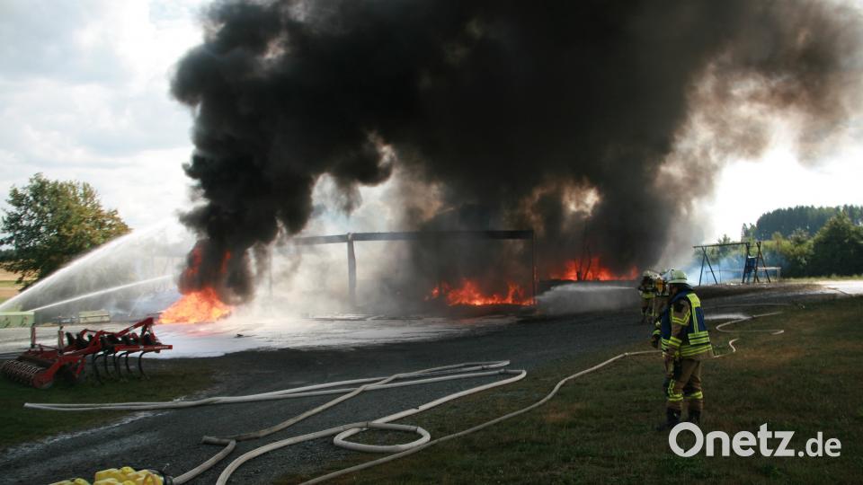 In Leichau ist am Sonntagnachmittag eine Lagerhalle eines Landwirts komplett abgebrannt. wro