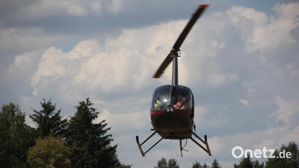 Ein Hubschrauber hebt ab. kro