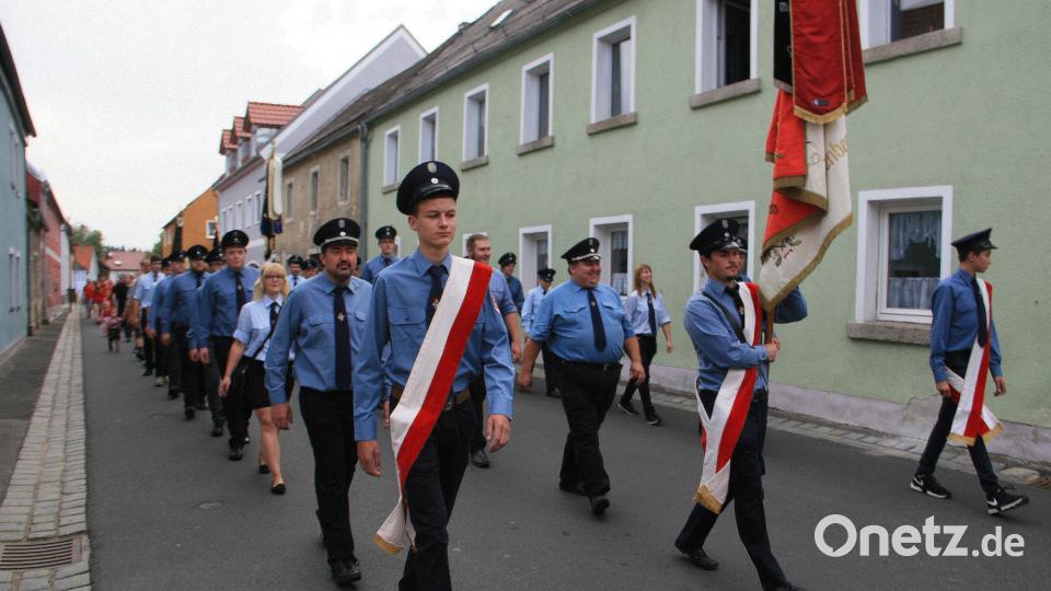 Beim Festzug sind die Vereine und Fahnenabordnungen stets geschlossen dabei. wro