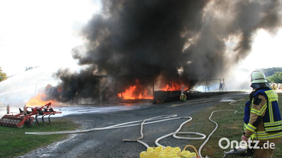 In Leichau ist am Sonntagnachmittag eine Lagerhalle eines Landwirts komplett abgebrannt. wro