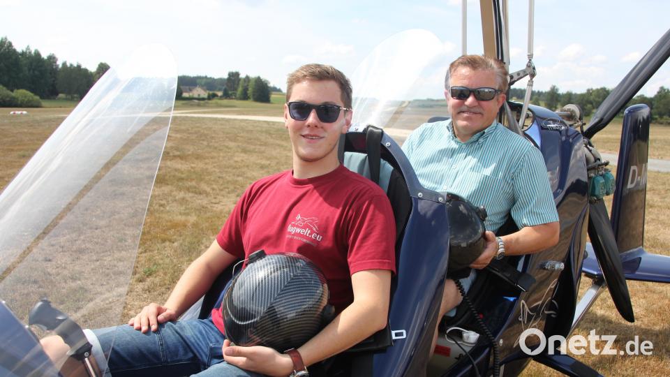 Der &quot;Grünen&quot;-Stadtrat Konrad Schedl (rechts) wagte sich mit Pilot Lukas Moller in einem Gyrokopter in die Höhe. kro