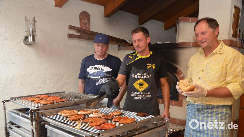 Am Grill vor dem Backofen ist es unerträglich heiß. Koch Heiner Ertl (links) hat die kulinarische Verpflegung bestens im Griff. dob
